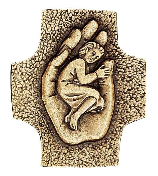 Kreuz - Kind in einer Hand-Maria Laach-Devotionalien,Geschenkideen,Kreuze